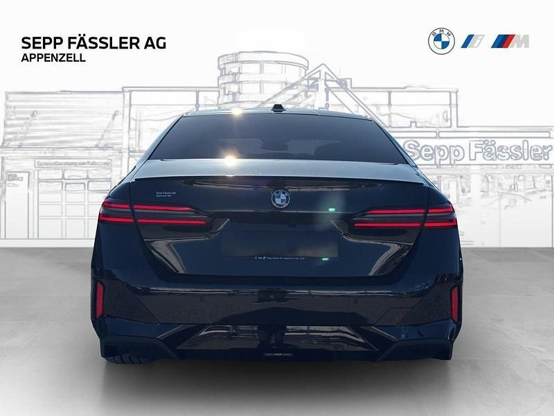 Gebraucht BMW 550e M Sport 489 PS (359 kW) 2025 Schwarz Limousine