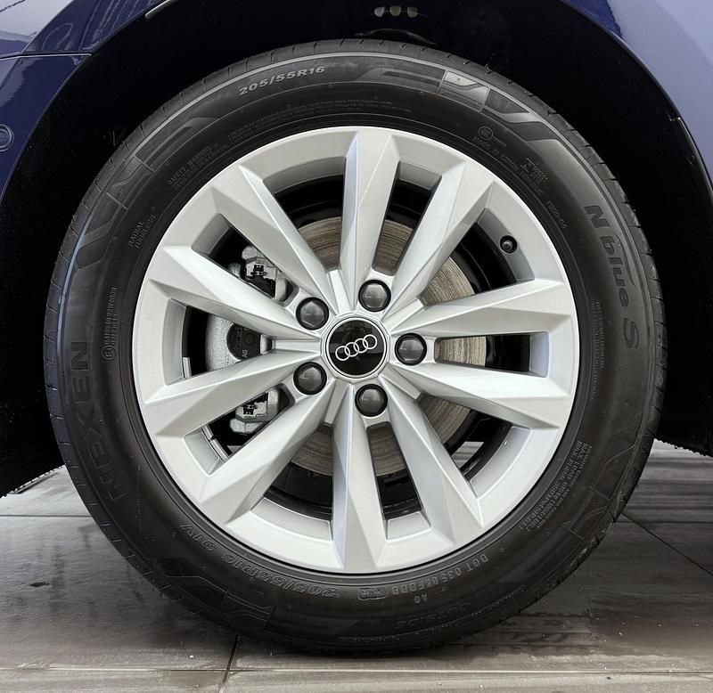 Neu Audi A3 Attraction 150 PS (110 kW) 2026 Blau Limousine