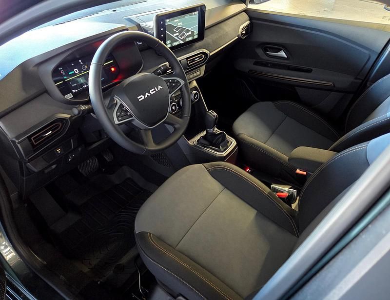 Neu Dacia Jogger Extreme 141 PS (103 kW) 2025 Grün Van / Kleinbus