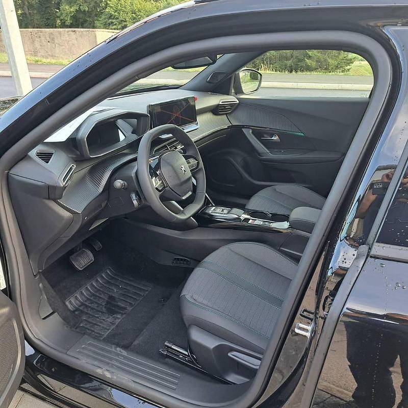 Gebraucht Peugeot e-2008 Allure 100 kW (136 PS) 2023 SUV