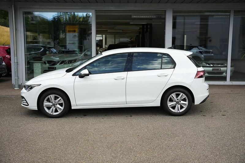 Gebraucht VW Golf Life 130 PS (95 kW) 2024 Weiss Limousine