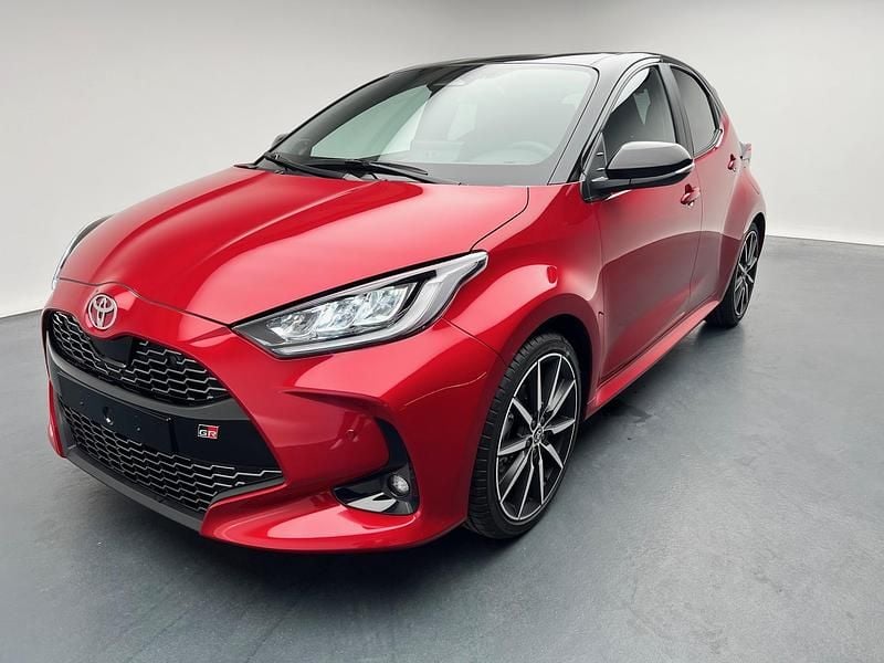 Rot Neu 2025 Toyota Yaris Hybrid Sport Limousine | CHF 33’650 (Etwas zu teuer) - Bild 1/4