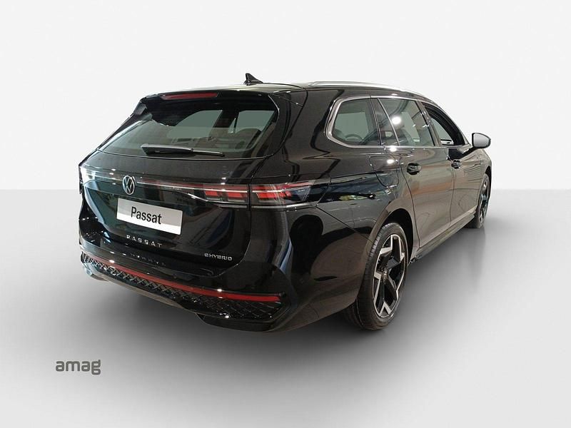 Gebraucht VW Passat R-line 272 PS (200 kW) 2024 Grenadill black metallic Kombi