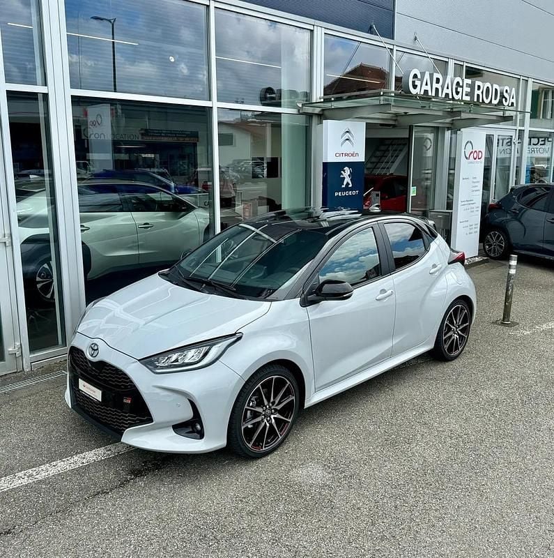 Weiss Neu 2025 Toyota Yaris Hybrid Sport | CHF 29’150 (Guter Preis) - Bild 1/4