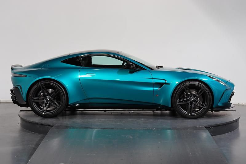 Neu Aston Martin V8 Vantage 679 PS (499 kW) 2026 Grün Coupé