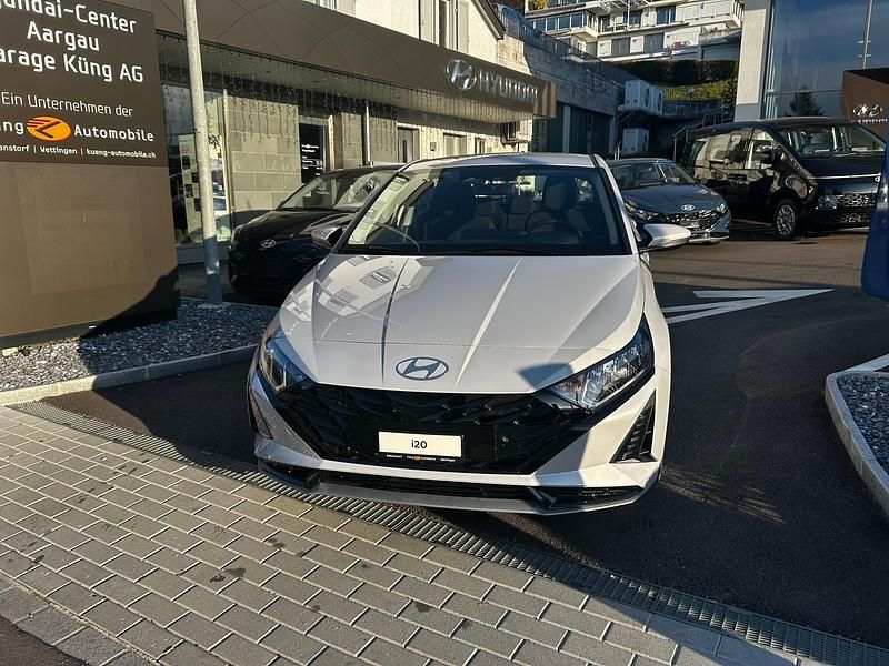 Neu Hyundai i20 100 PS (73 kW) 2025 Grau Limousine