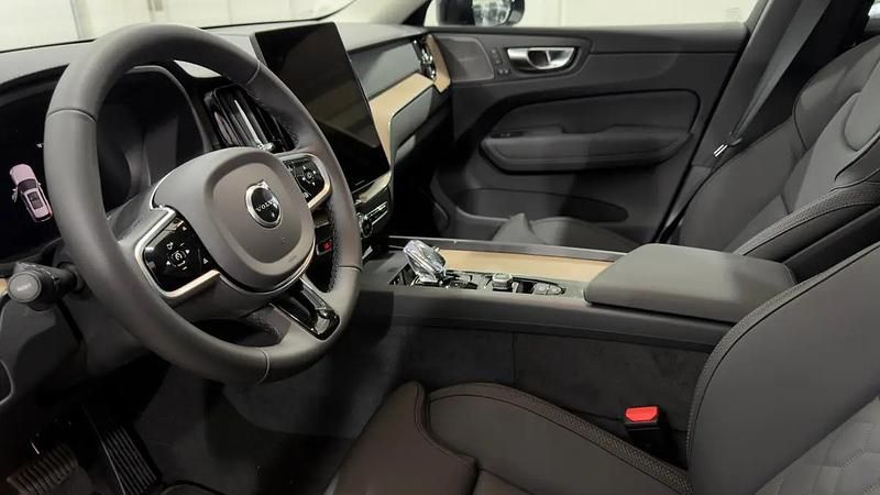 Neu Volvo XC60 Plus 350 PS (257 kW) 2025 Grün SUV