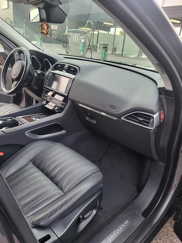 Gebraucht Jaguar F-Pace Portfolio 180 PS (132 kW) 2017 SUV