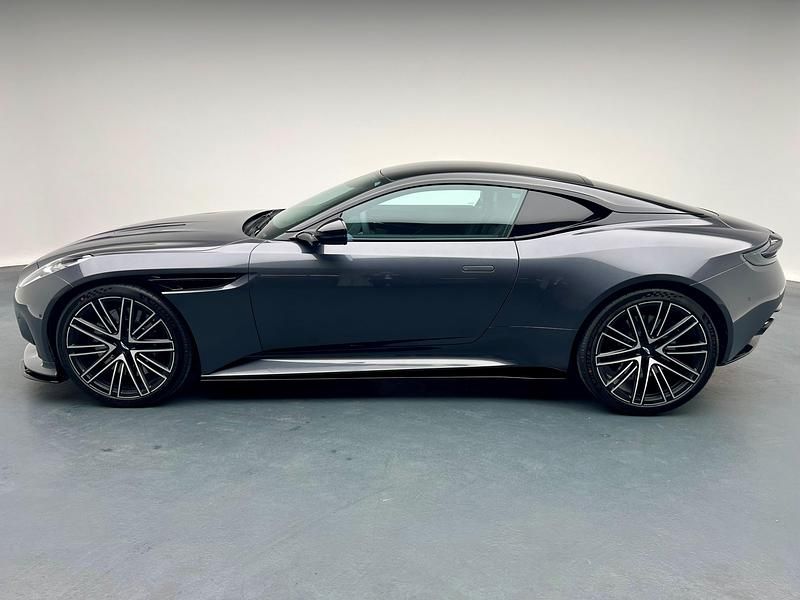 Neu Aston Martin DB12 680 PS (500 kW) 2025 Grau Coupé