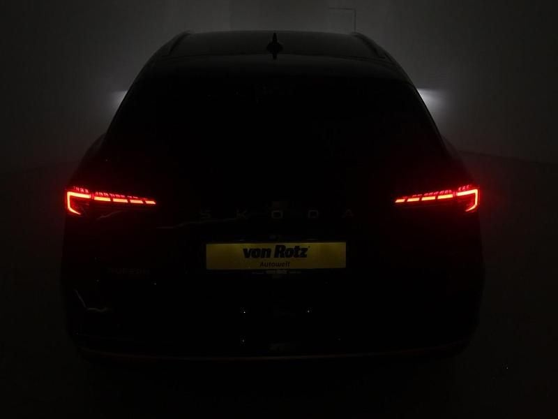 Neu Skoda Superb SportLine 204 PS (150 kW) 2025 Weiss Kombi