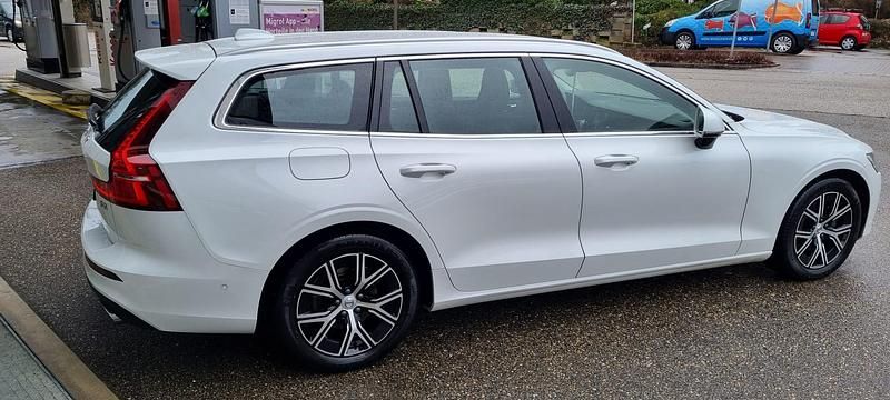 Gebraucht Volvo V60 Momentum 150 PS (110 kW) 2020 Kombi