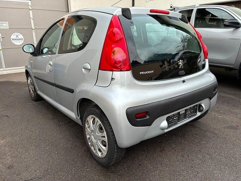 Gebraucht Peugeot 107 68 PS (50 kW) 2011 Kleinwagen
