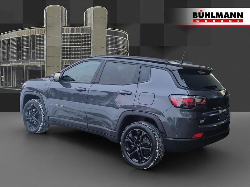 Neu Jeep Compass North 241 PS (177 kW) 2026 Grau SUV