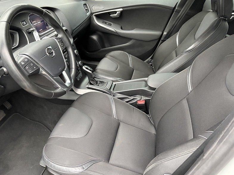 Gebraucht Volvo V40 Momentum 120 PS (88 kW) 2019 Weiss Limousine