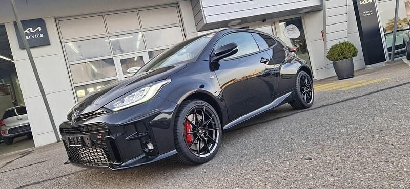 Schwarz Gebraucht 2024 Toyota Yaris Sport Limousine | CHF 41’900 (Fairer Preis) - Bild 1/4