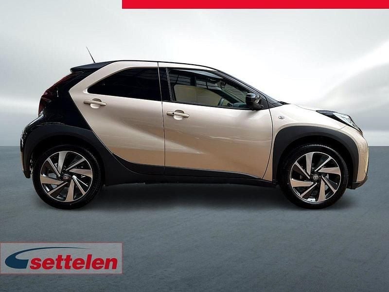 Neu Toyota Aygo X Style 72 PS (52 kW) 2025 Beige SUV