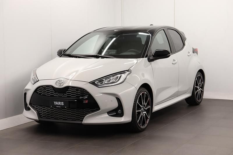 Mehrfarbig Gebraucht 2025 Toyota Yaris Hybrid Sport Limousine | CHF 28’500 (Superpreis) - Bild 1/4