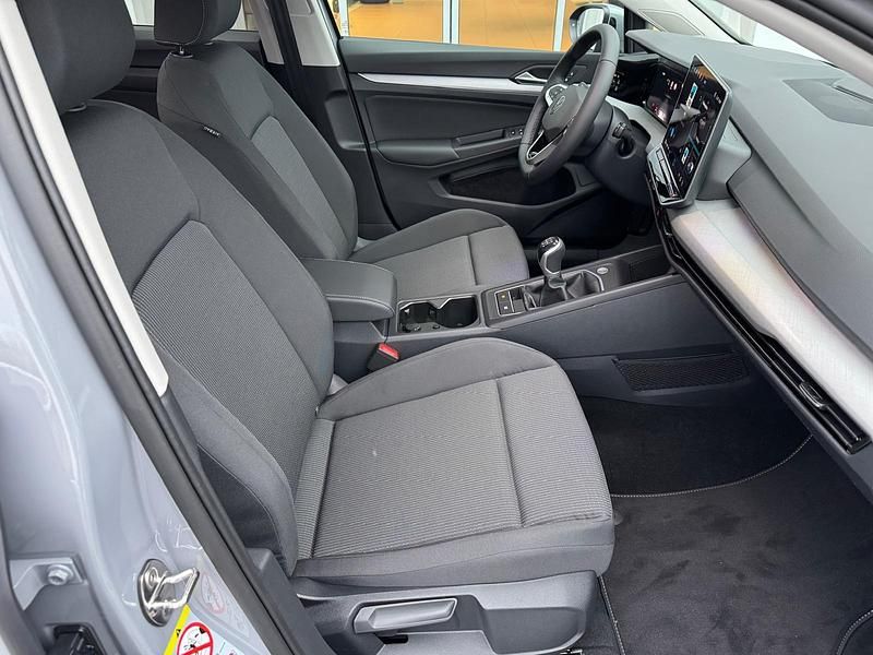 Neu VW Golf VIII Basis 115 PS (84 kW) 2026 Grau Limousine