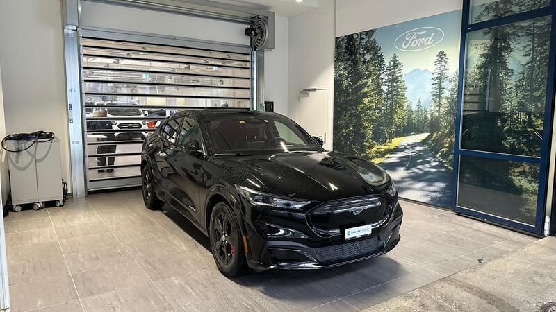 Schwarz Gebraucht 2022 Ford Mustang Mach-E SUV | CHF 52’680 - Bild 1/4