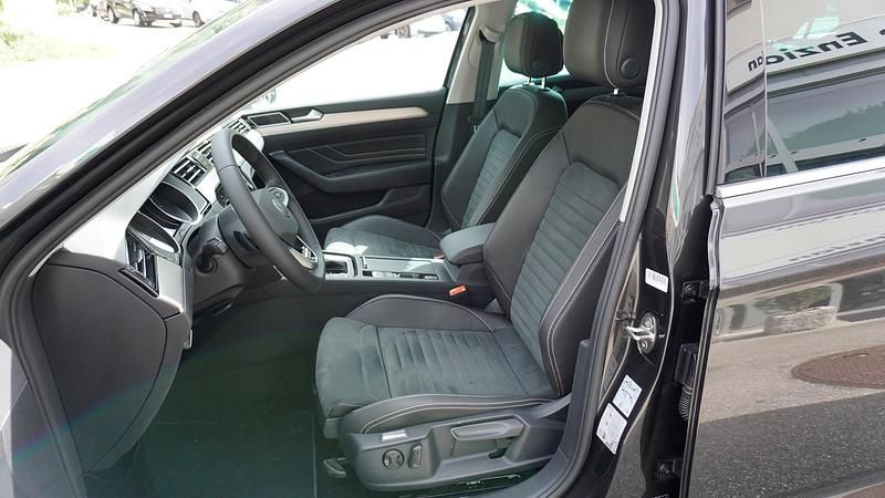 Gebraucht VW Passat Elegance 200 PS (147 kW) 2022 Grau Kombi