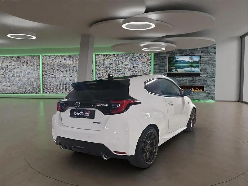 Neu Toyota Yaris Sport 261 PS (191 kW) 2025 Weiss Kleinwagen