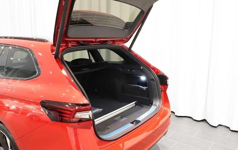 Neu Skoda Superb SportLine 266 PS (195 kW) 2025 Kombi