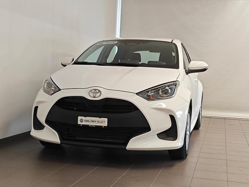 Weiss Gebraucht 2025 Toyota Yaris Hybrid Comfort Limousine | CHF 24’500 (Fairer Preis) - Bild 1/4