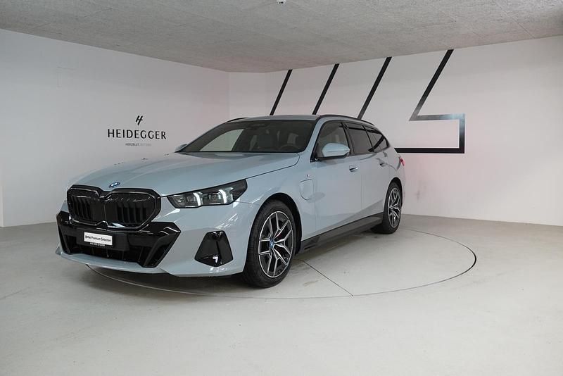 Grau Gebraucht 2024 BMW 530e Comfort Edition Kombi | CHF 72’999 - Bild 1/4