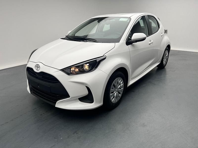 Weiss Neu 2025 Toyota Yaris Hybrid Comfort Limousine | CHF 24’170 (Guter Preis) - Bild 1/4