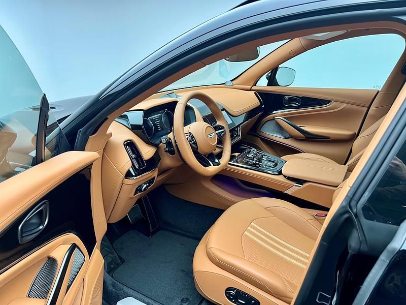 Neu Aston Martin DBX 707 707 PS (519 kW) 2025 Schwarz SUV