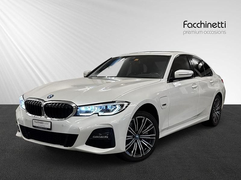 Weiss Gebraucht 2022 BMW 330e M Sport Limousine | CHF 29’900 (Superpreis) - Bild 1/4