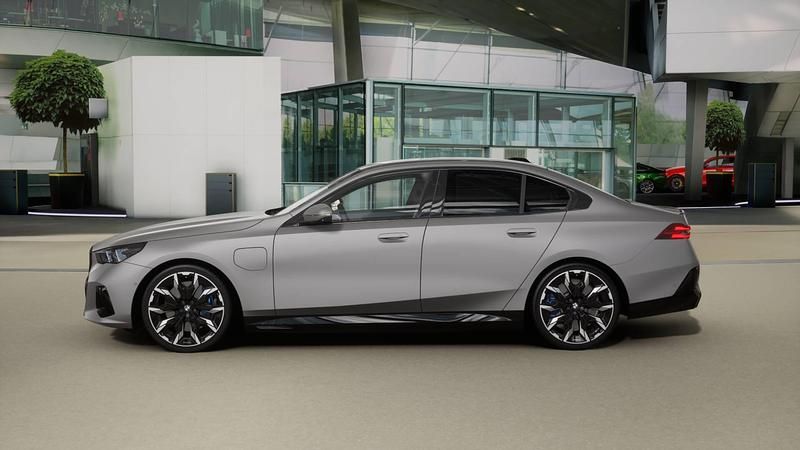 Gebraucht BMW 550e M Sport 489 PS (359 kW) 2024 Grau Limousine
