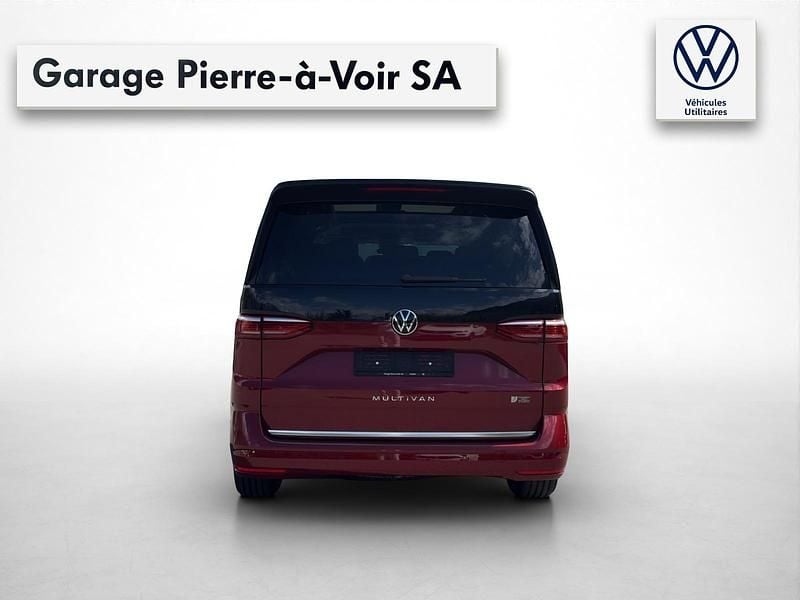 Gebraucht VW Multivan Style 150 PS (110 kW) 2025 Rot Van