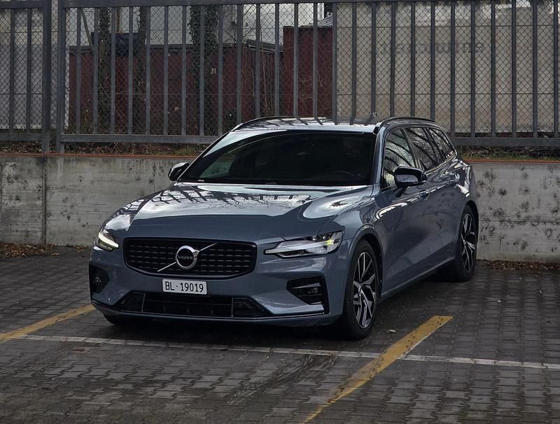 Gebraucht Volvo V60 R-Design 250 PS (183 kW) 2021 Kombi