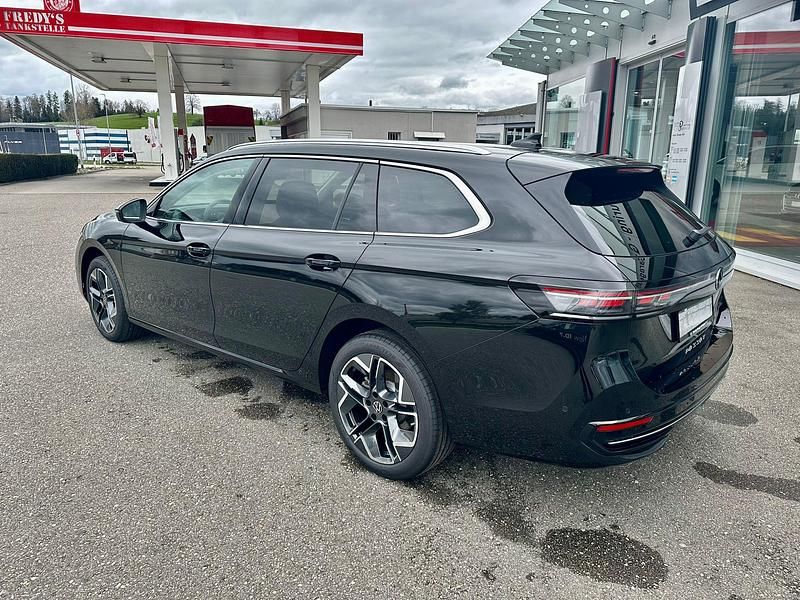 Gebraucht VW Passat Elegance 150 PS (110 kW) 2024 Schwarz Kombi