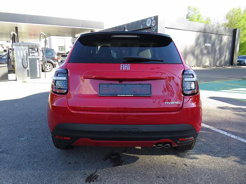 Neu Fiat 600 La Prima 136 PS (100 kW) 2025 Rot SUV