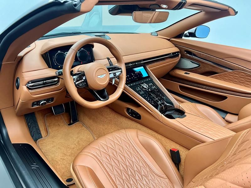 Gebraucht Aston Martin DB12 680 PS (500 kW) 2024 Silber Cabrio
