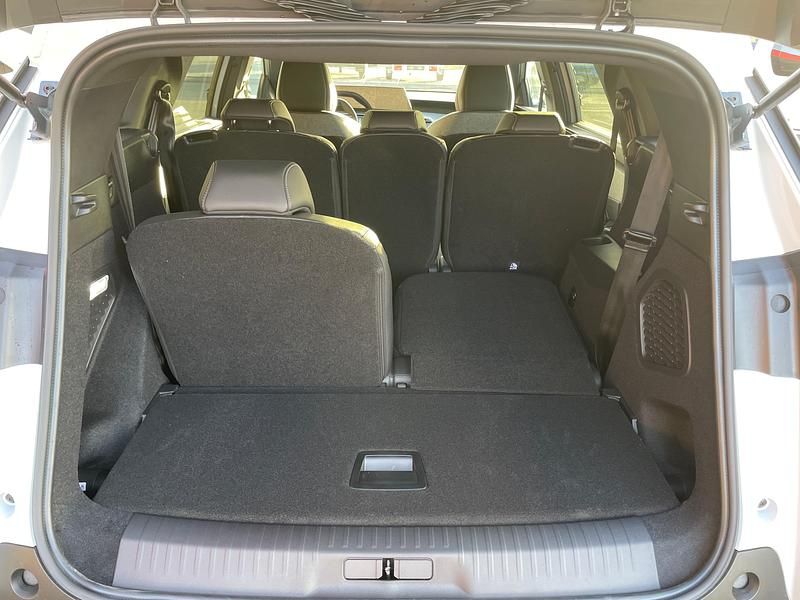 Neu Peugeot 5008 Allure Premium 136 PS (100 kW) 2025 Van / Kleinbus