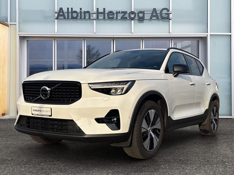 Weiss Gebraucht 2023 Volvo XC40 Plus SUV | CHF 41’950 (Teuer) - Bild 1/4