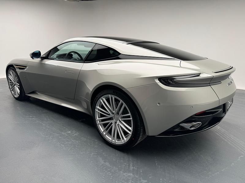 Neu Aston Martin DB12 680 PS (500 kW) 2025 Beige Coupé