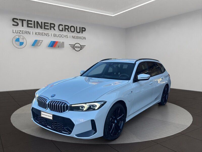 Weiss Gebraucht 2024 BMW 330e M Sport Kombi | CHF 45’900 (Fairer Preis) - Bild 1/4