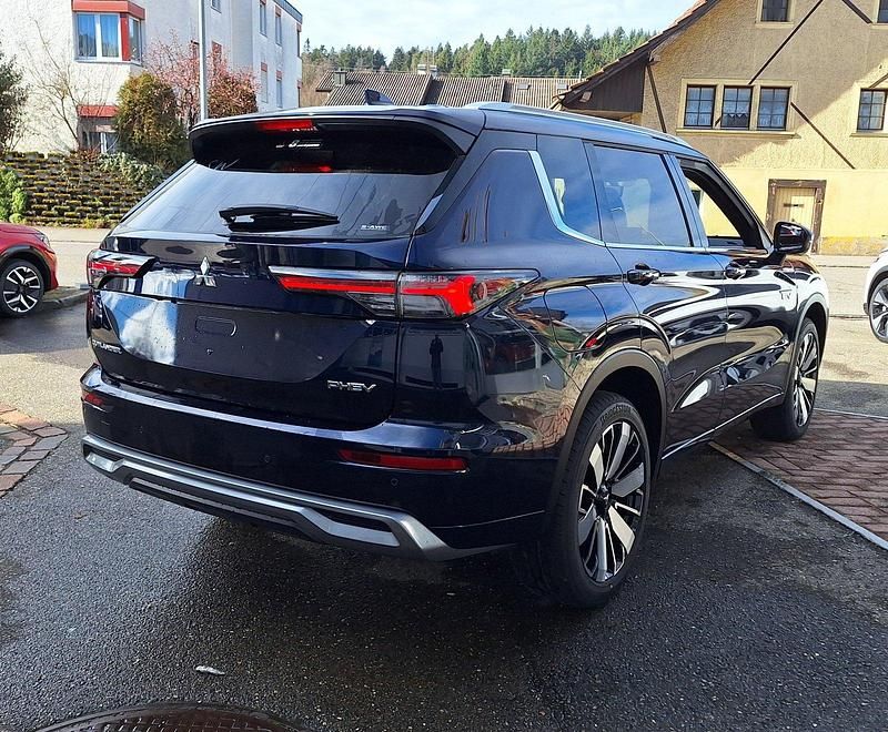 Neu Mitsubishi Outlander P-HEV Instyle 306 PS (225 kW) 2026 Blau Kombi