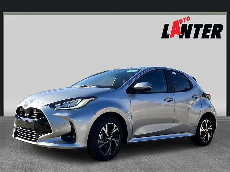 Grau Neu 2025 Toyota Yaris Hybrid Trend Limousine | CHF 30’840 (Teuer) - Bild 1/4