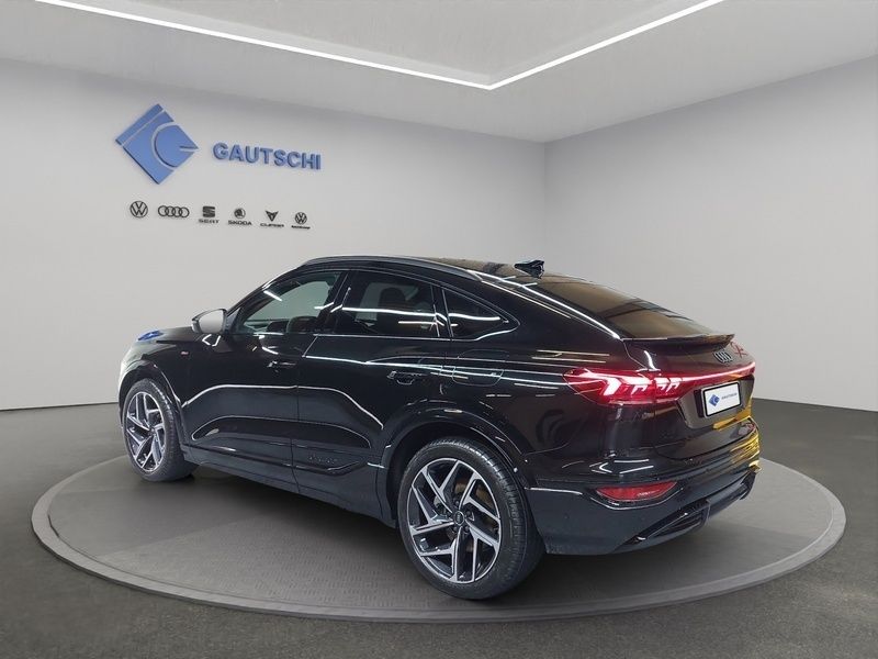 Neu Audi Q6 Sportback e-tron Ambiente 359 kW (489 PS) 2025 Schwarz SUV