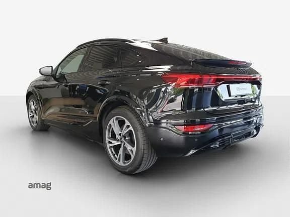 Neu Audi Q6 Sportback e-tron Ambiente 285 kW (388 PS) 2025 Mythosschwarz metallic SUV