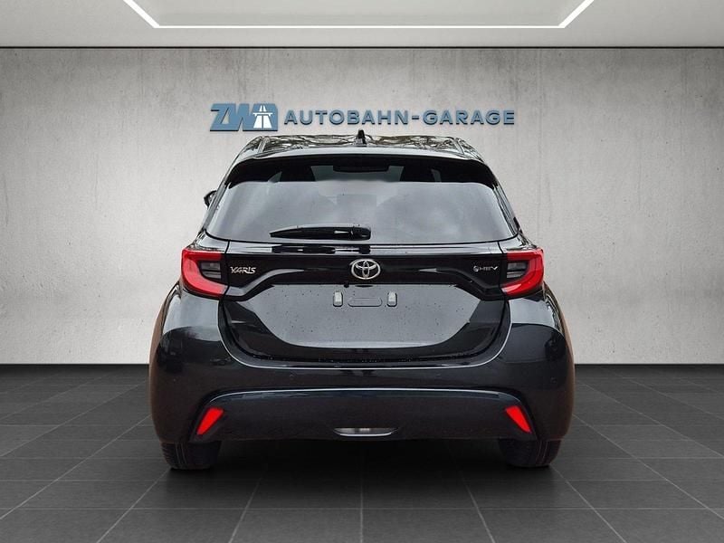 Neu Toyota Yaris Hybrid Premium 131 PS (96 kW) 2025 Schwarz Limousine