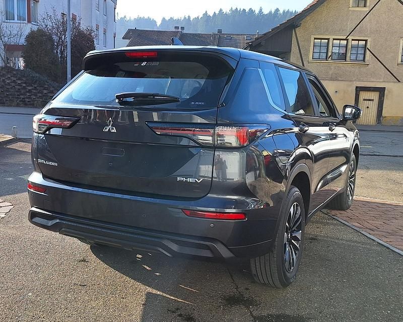 Neu Mitsubishi Outlander P-HEV Inform 306 PS (225 kW) 2026 Grau Kombi
