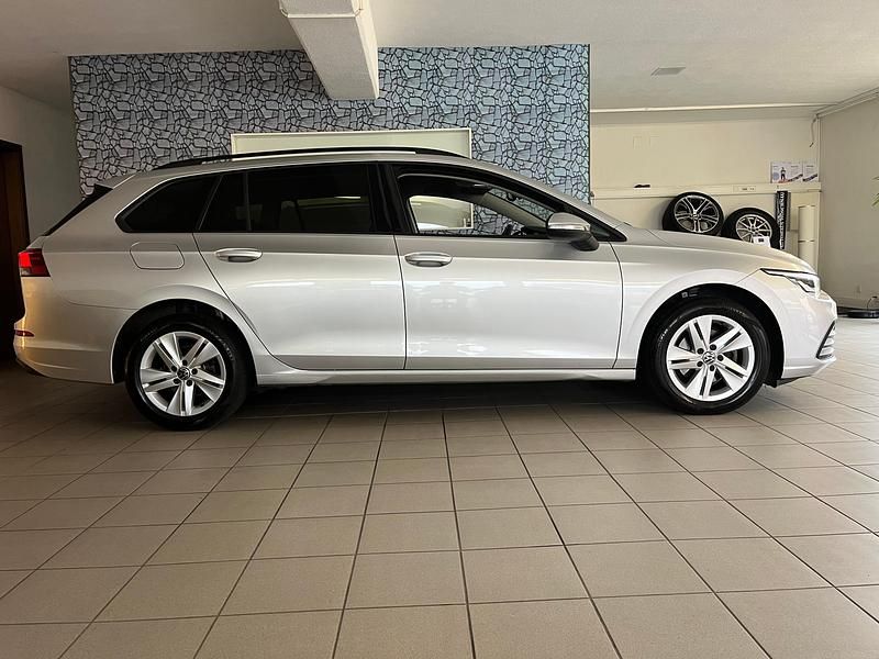 Gebraucht VW Golf VIII Life 130 PS (95 kW) 2021 Kombi