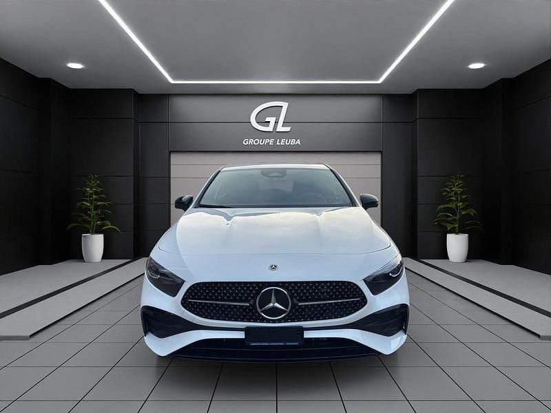 Gebraucht Mercedes A200 Night 163 PS (119 kW) 2025 Weiss Limousine