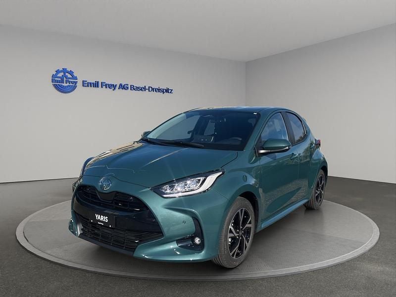 Grün Neu 2025 Toyota Yaris Hybrid Trend Limousine | CHF 28’900 (Etwas zu teuer) - Bild 1/4